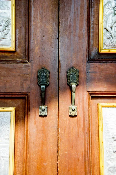 Manija de puerta en iglesia — Foto de Stock