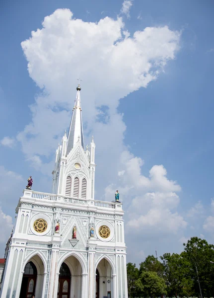 Hvit katolisk kirke i Samutsongkram Thailand – stockfoto