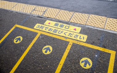 sıra parça bekleyen trenin içinde Japonya