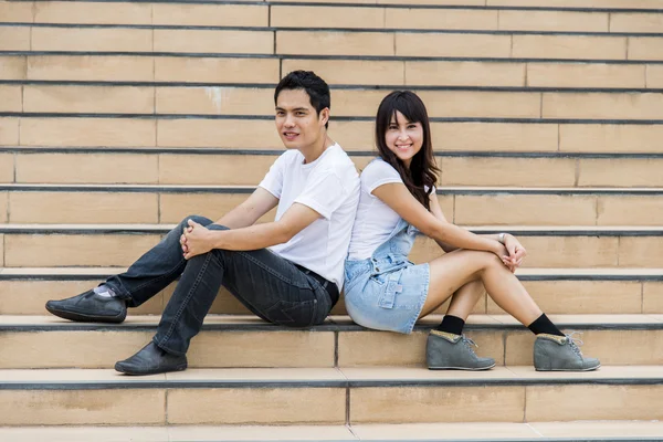 Bella coppia sedersi sulle scale1 — Foto Stock