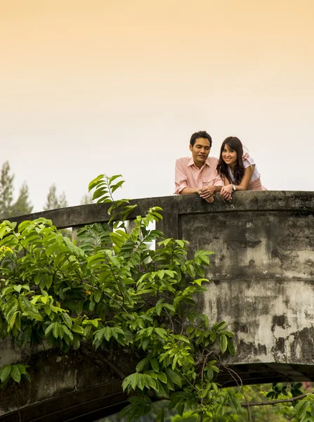 Lovely couple on the bridge4 — Stock Photo, Image