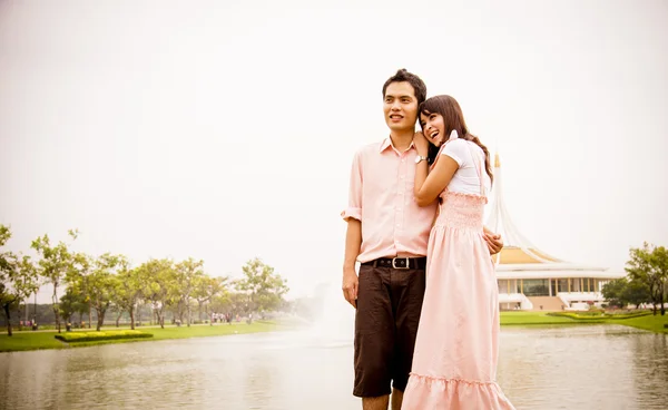 Lovely couple hug in the park1 — Stock Photo, Image