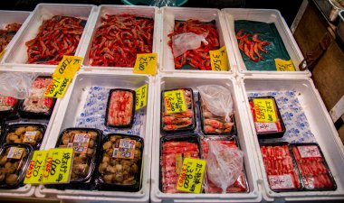 Japon pazarında satışa çeşitli kabuk balık