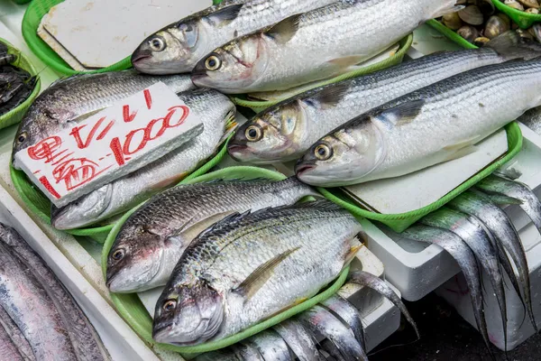 日本の market2 の新鮮な魚 — ストック写真