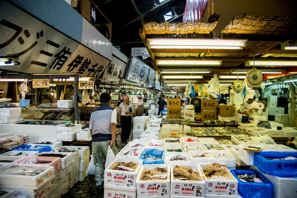 Caminhando no mercado de peixes de Tsukiji Japão2 — Fotografia de Stock