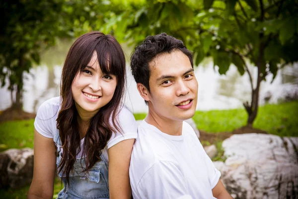 Charmant couple dans le jardin2 — Photo