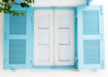 Mavi ahşap pencere üzerinde beyaz wall1