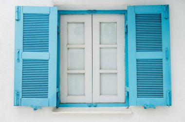 Mavi ahşap pencere üzerinde beyaz wall6