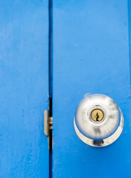 Punho inoxidável na porta de madeira azul2 — Fotografia de Stock