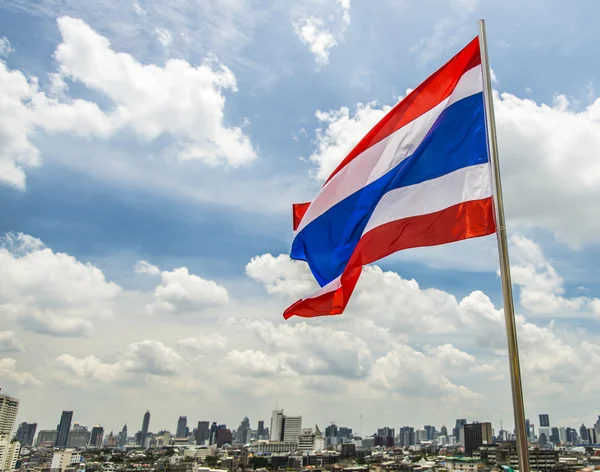 Şehir manzarasıyla Tayland bayrağı — Stok fotoğraf