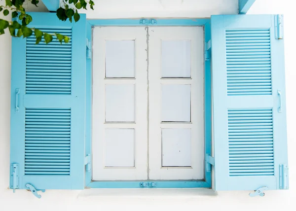Niebieskie okno drewniane na biały wall1 — Zdjęcie stockowe
