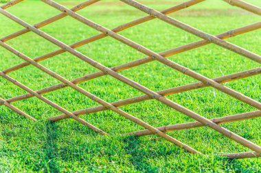 Bambu çit ile garden7 yeşil çim geçti