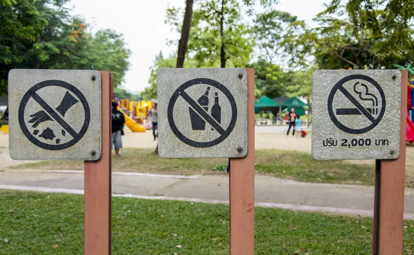 Prohibir el signo en el parque público —  Fotos de Stock
