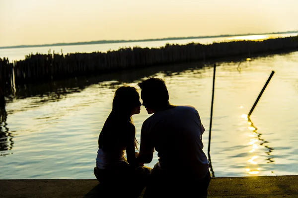 Pasangan indah duduk dan melihat bersama-sama dengan adegan romantis — Stok Foto