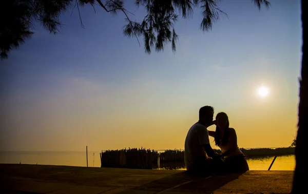 Lovely Couple sit in the sunset with silhouette scene4 — Stock Photo, Image