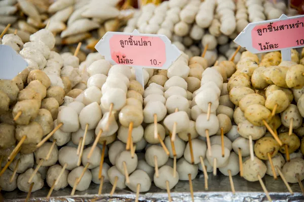 Bola de carne de peixe em pau para venda 10 baht por pau — Fotografia de Stock