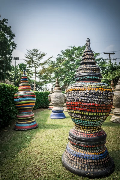 Kolorowe małe stupa w ogrodzie — Zdjęcie stockowe