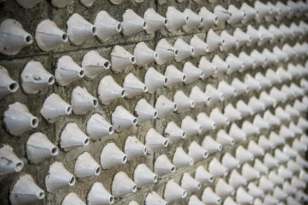 Padrão de cone branco na parede — Fotografia de Stock
