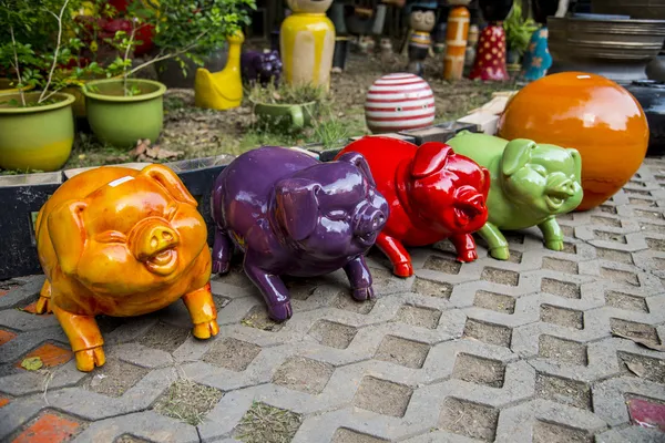 Красочные керамические свиньи — стоковое фото