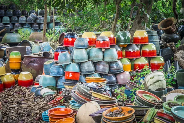 Renkli vazo ve hasır Bahçe — Stok fotoğraf
