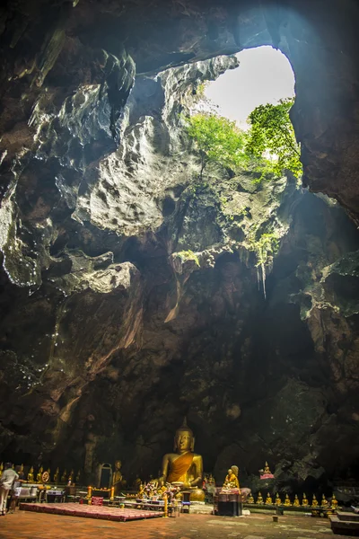 式の大仏は thailand4 の大きな洞窟です。 — ストック写真