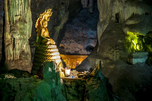 Estatua de Buda con gran estatua de serpiente en la cueva —  Fotos de Stock