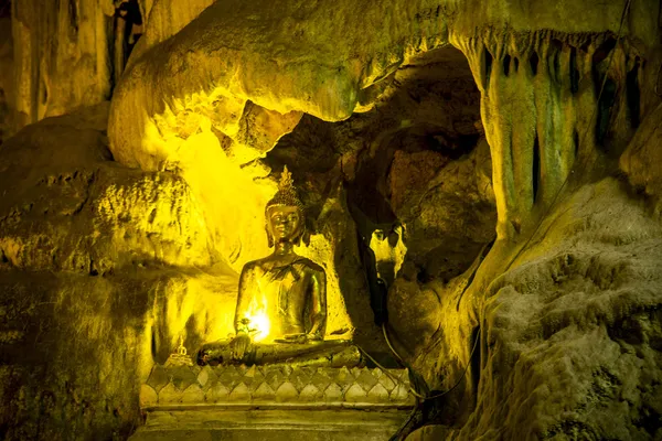 Golden belle statue de Bouddha dans la grotte — Photo