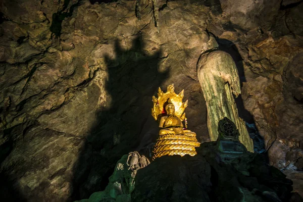 Buddha-Statue mit großer Schlangenstatue in der Höhle 2 — Stockfoto