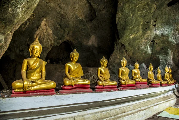 Roll van Boeddhabeeld in de cave3 — Stockfoto