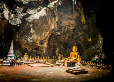 Mağaradaki büyük Buda heykeli