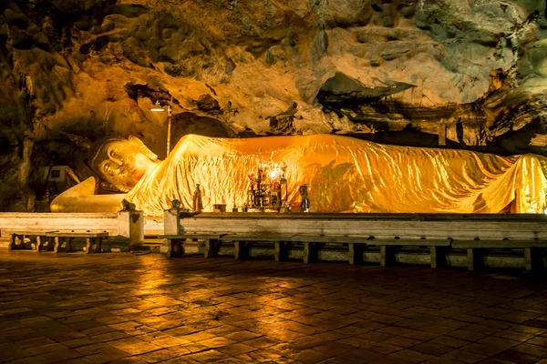 リクライニング仏陀像、cave1 で — ストック写真