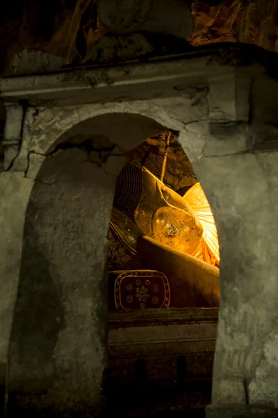 Voir Statue de Bouddha couchée dans la grotte à travers la porte de pierre 2 — Photo