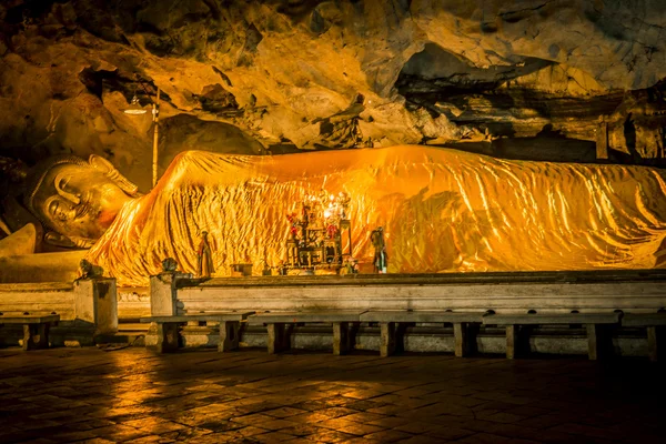 Reclinando la estatua de Buda en la cavera2 — Foto de Stock