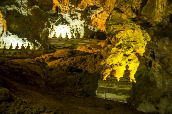 Roll van Boeddhabeeld in de cave7 — Stockfoto