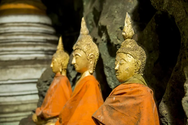 Tři Zlatá socha Buddhy nosí žlutý župan cave1 — Stock fotografie