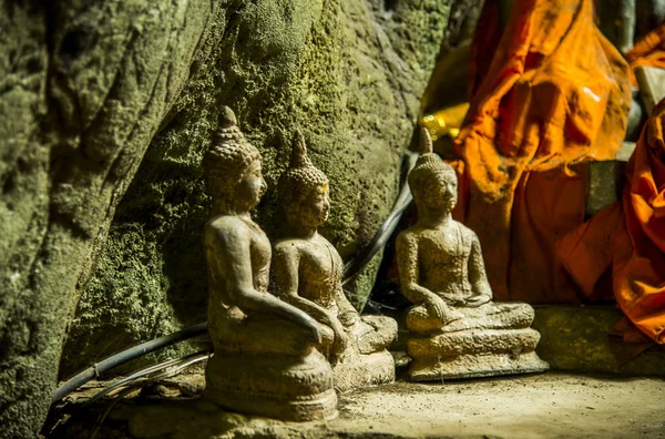 Estatua de tres budas en la cueva — Foto de Stock