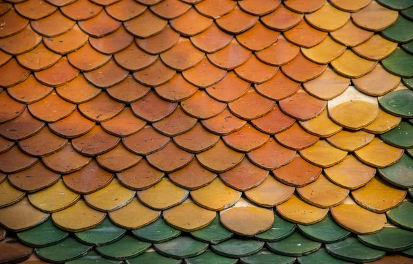 Padrão de telhado de cerâmica para templo tailandês — Fotografia de Stock