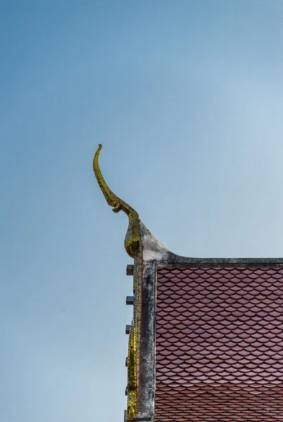 Apex štítu na střeše chrámu stylem modrá obloha — Stock fotografie