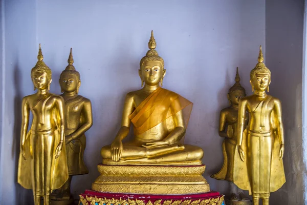 Groep van gouden Boeddhabeeld zijn in de Thaise temple1 — Stockfoto