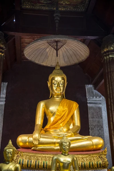 Gyllene buddha-statyn är den buddhistiska temple4 — Stockfoto