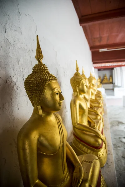 Fila de estatua de Buda en el temple1 tailandés —  Fotos de Stock