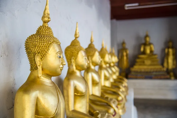 Fila de estatua de Buda en el temple4 tailandés —  Fotos de Stock