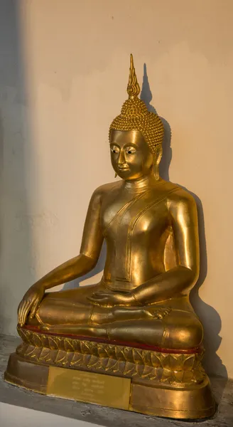 Sentado estatua de Buda de Oro en el Temple1 tailandés — Foto de Stock