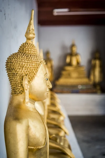 Rangée de statue de Bouddha dans le temple thaïlandais 3 — Photo