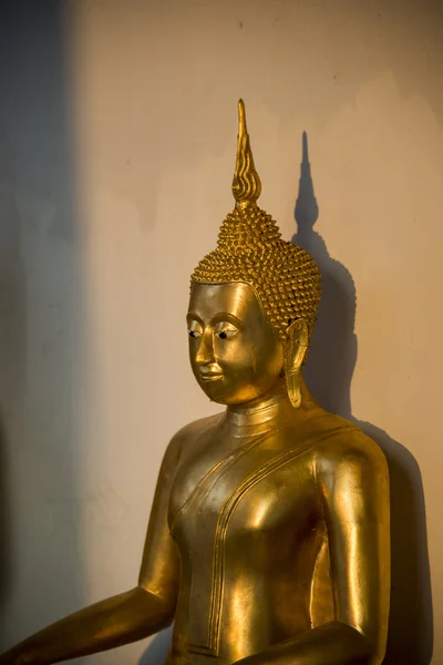 Statua del Buddha dorato seduto nel tempio thailandese2 — Foto Stock