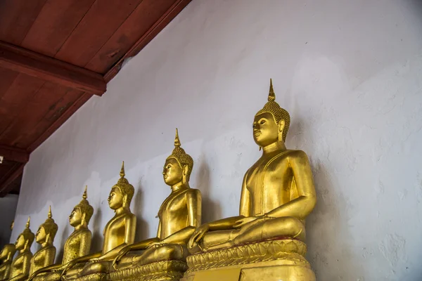 Řádek sedí zlatý buddha statue2 — Stock fotografie