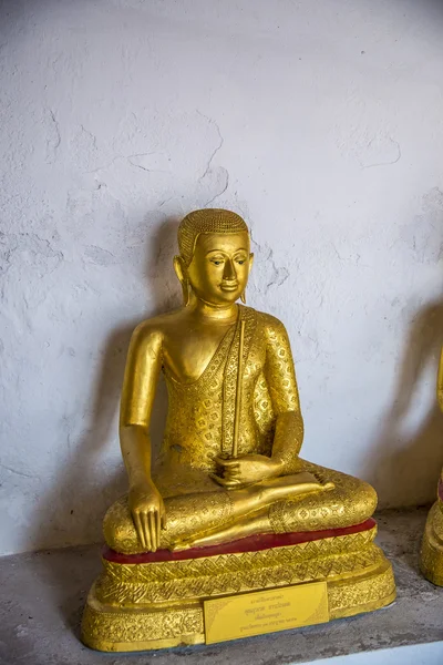 Siedzący posąg Złotego Buddy w tajskiej świątyni3 — Zdjęcie stockowe