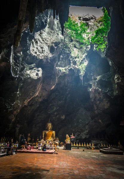 Thailändska tempel i grottan — Stockfoto