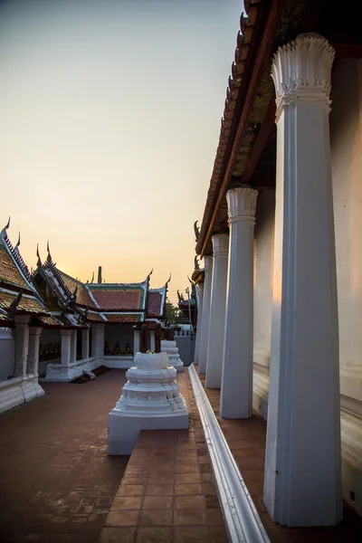 Thailändska tempel område med solnedgång scen — Stockfoto