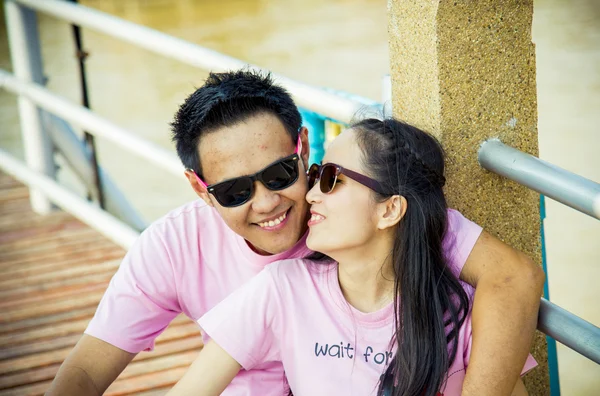 Bella coppia bacio sul ponte3 — Foto Stock